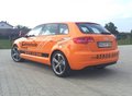 Orangener Audi A3 von hinten